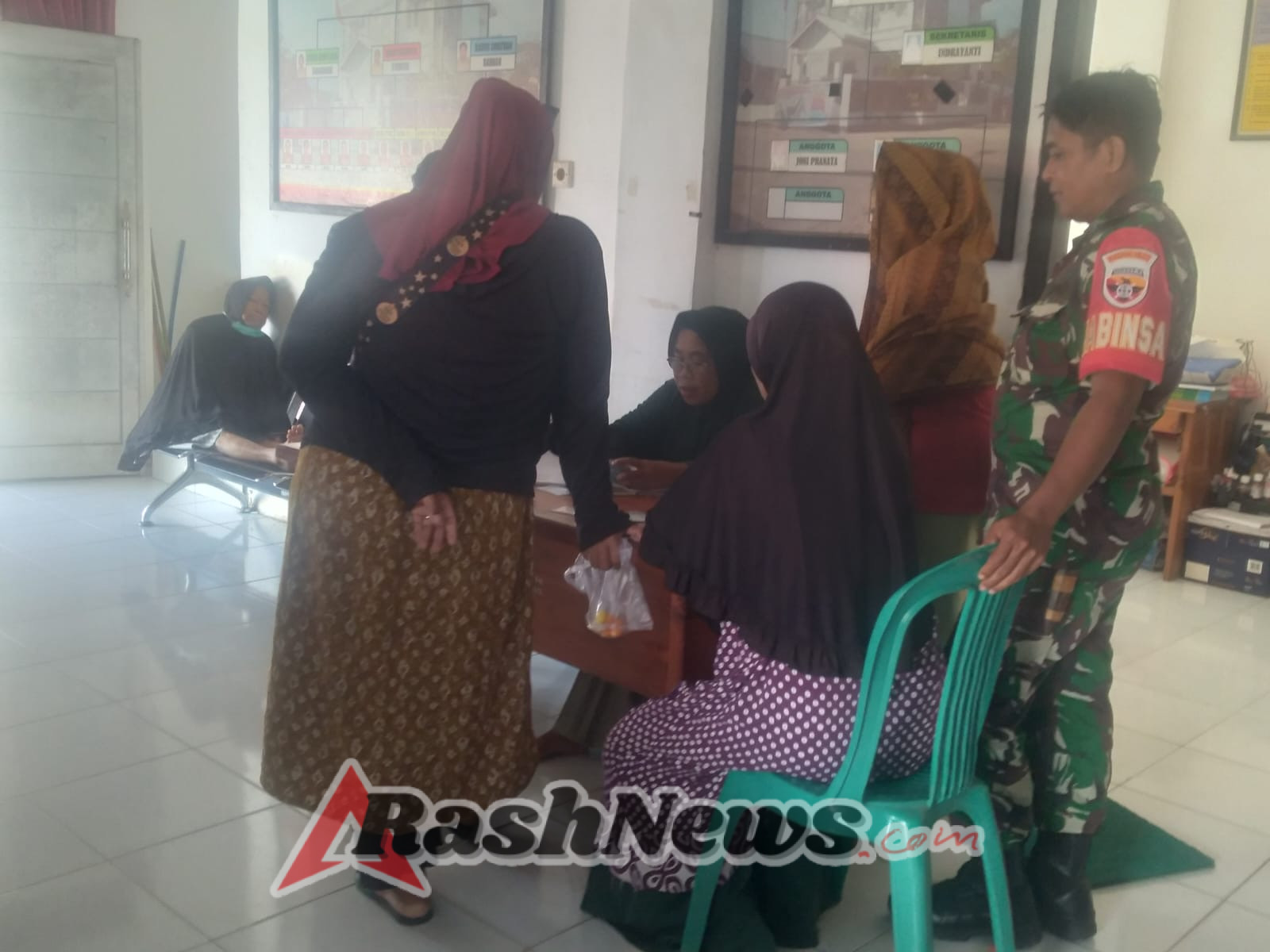 Sertu Sayuti Ajak Ibu-Ibu Desa Loka Cegah Banjir dan Longsor Sejak Dini