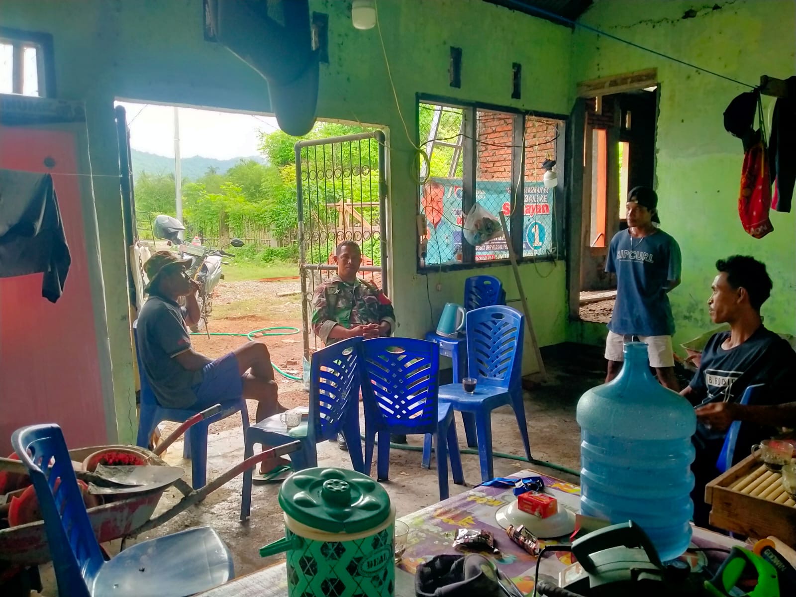 Babinsa Desa Dasan Anyar Tingkatkan Sinergi Lewat Patroli Wilayah dan Komsos