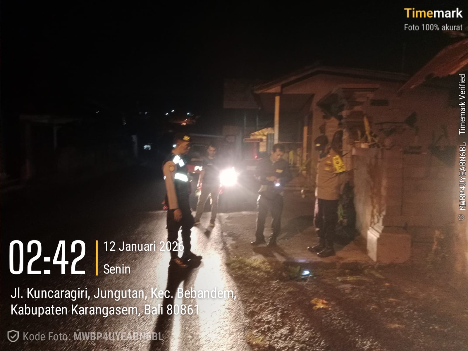Polsek Bebandem menghimbau Waspada Kejahatan Curas, Curat, dan Curanmor di Wilkum Bebandem dalam Patroli Blue Light Patrol