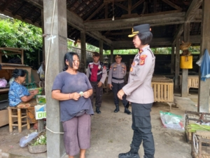 Kapolsek Blahbatuh Patroli Dialogis Di Pasar Hewan, Imbau Warga Jaga Kebersihan Dan Kesehatan