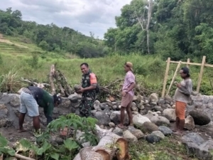 Dukung Program Makan Bergizi Gratis, Babinsa Bantu Pembangunan Dapur MBG