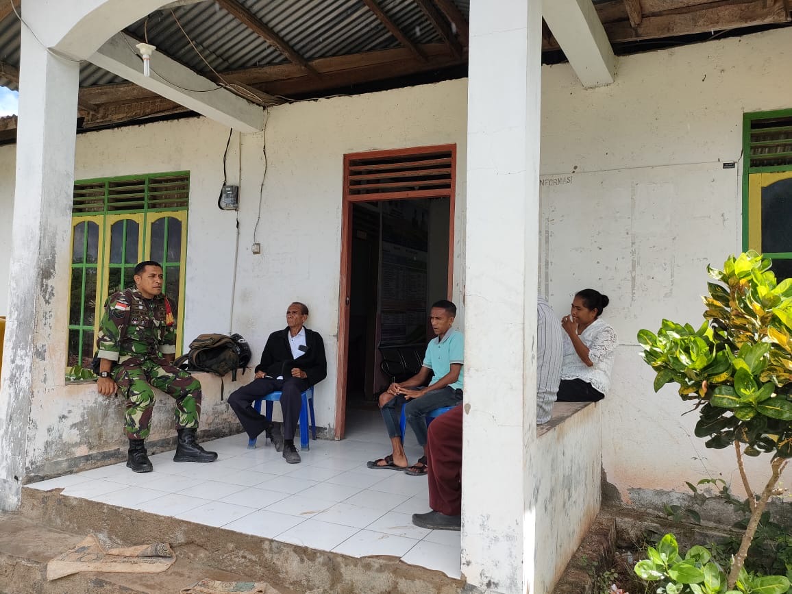 Melalui Komsos, Babinsa Miobar Tanamkan Kesadaran Kamtibmas dan Kesehatan Warga