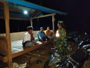 Ronda Malam Babinsa Koramil Pekat Ciptakan Lingkungan Aman dan Kondusif
