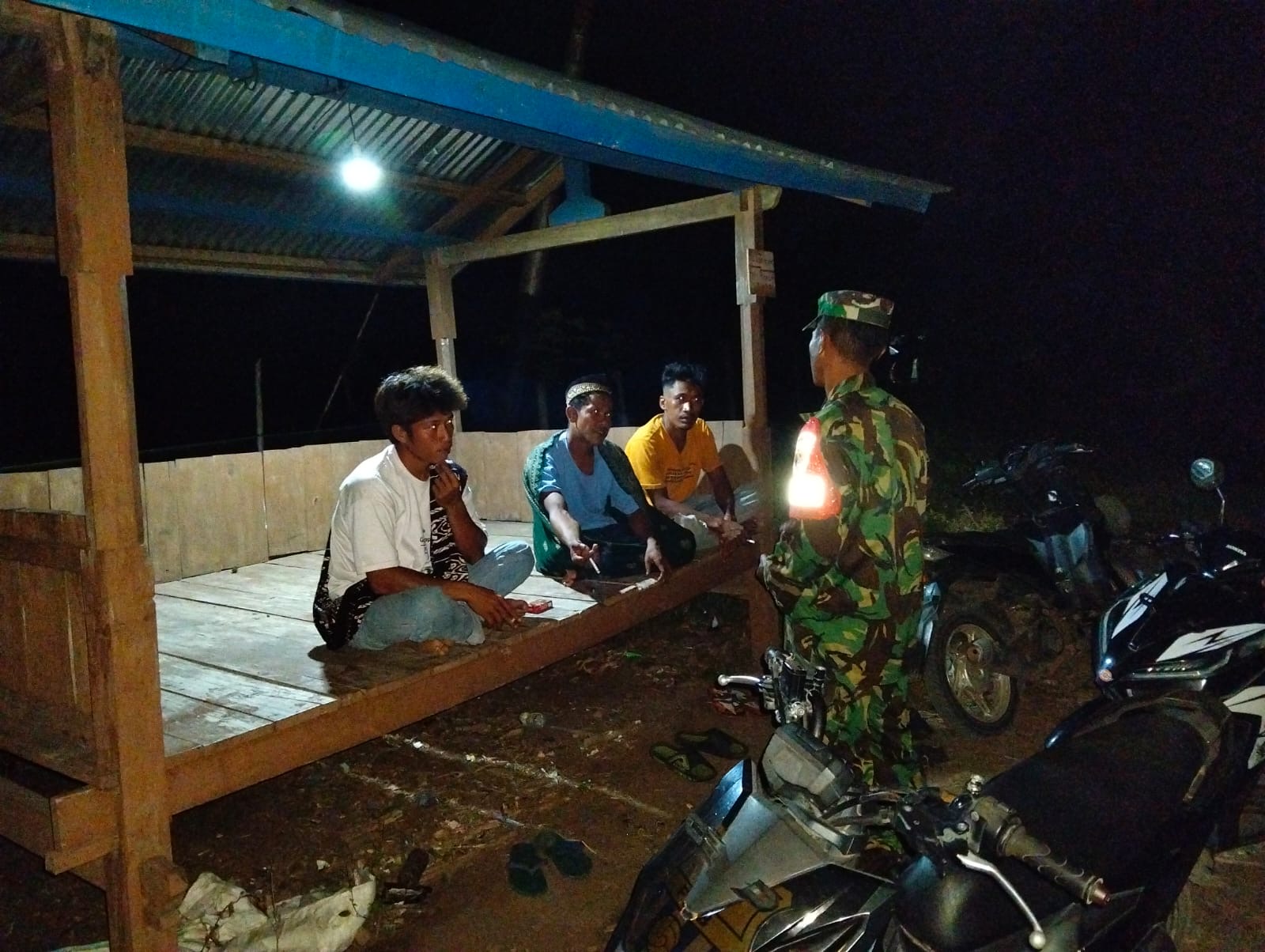 Ronda Malam Babinsa Koramil Pekat Ciptakan Lingkungan Aman dan Kondusif