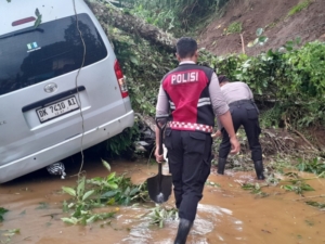 Polres Gianyar Hadir dan Sigap Tangani Tanah Longsor serta Pohon Tumbang di Jalan Raya Ceking Tegallalang