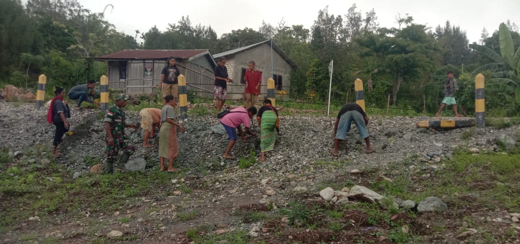 Babinsa Hadir, Warga Semangat Gotong Royong Jaga Kebersihan