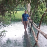 Sinergi Babinsa dan Warga, Jembatan Bambu Kampung Rita Dicek