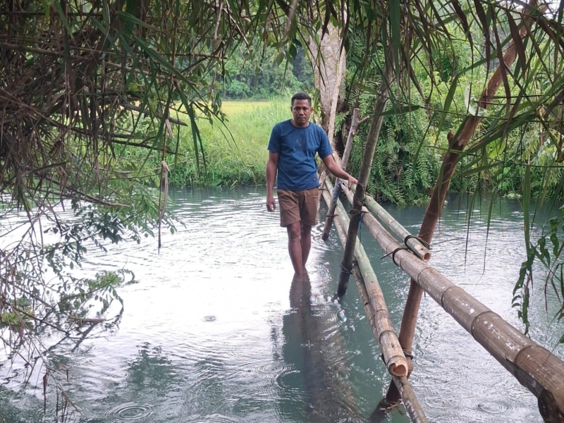 Sinergi Babinsa dan Warga, Jembatan Bambu Kampung Rita Dicek