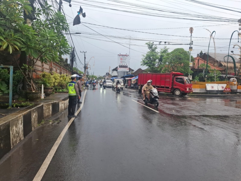 Ciptakan Kamseltibcar Lantas, Personel Polsek Abiansemal Rutin Laksanakan Strong Point Sore