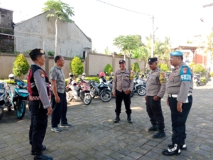 Polsek Klungkung Laksanakan Pengamanan Ibadah di Gereja Santa Sisilia.