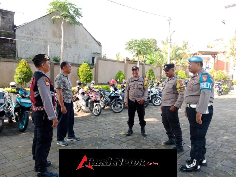 Polsek Klungkung Laksanakan Pengamanan Ibadah di Gereja Santa Sisilia.