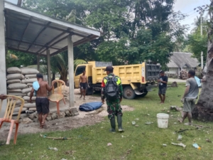 Babinsa Bersama Perangkat Desa Pantau Bongkar Muat Semen KDKMP Desa Fuafuni