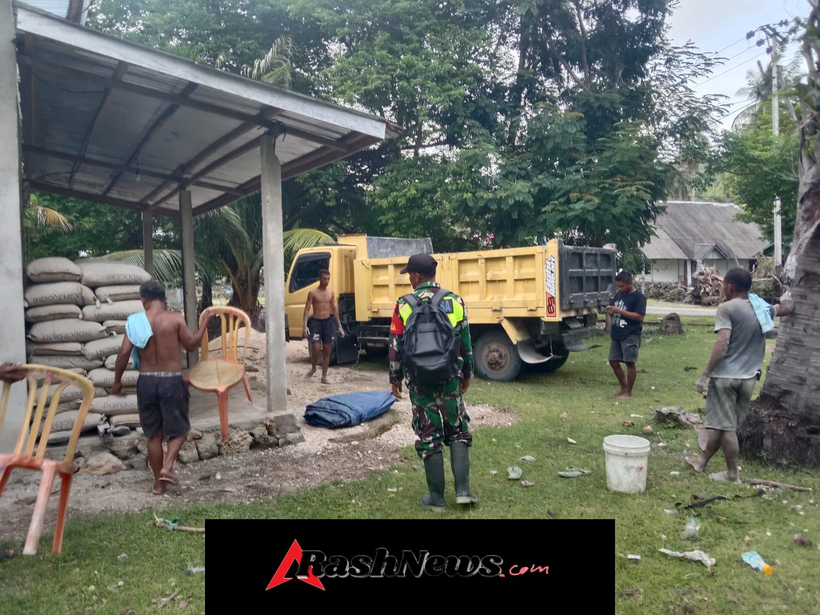 Babinsa Bersama Perangkat Desa Pantau Bongkar Muat Semen KDKMP Desa Fuafuni