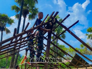 Gotong Royong di Perbatasan, Satgas Pamtas Yonarhanud 2 Kostrad Bantu Pasang Atap Daun Lontar