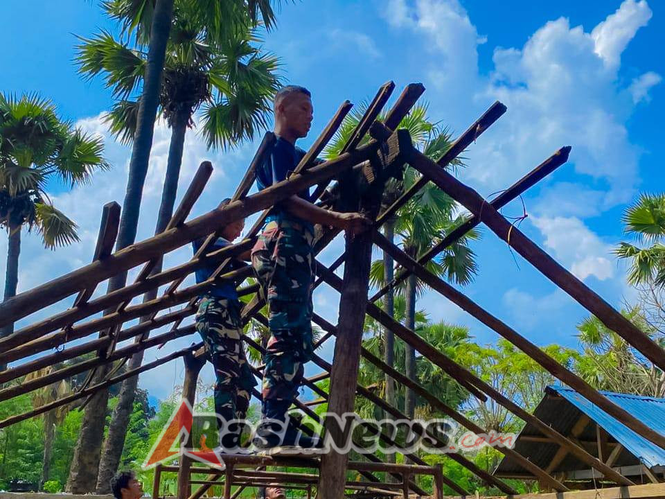 Gotong Royong di Perbatasan, Satgas Pamtas Yonarhanud 2 Kostrad Bantu Pasang Atap Daun Lontar