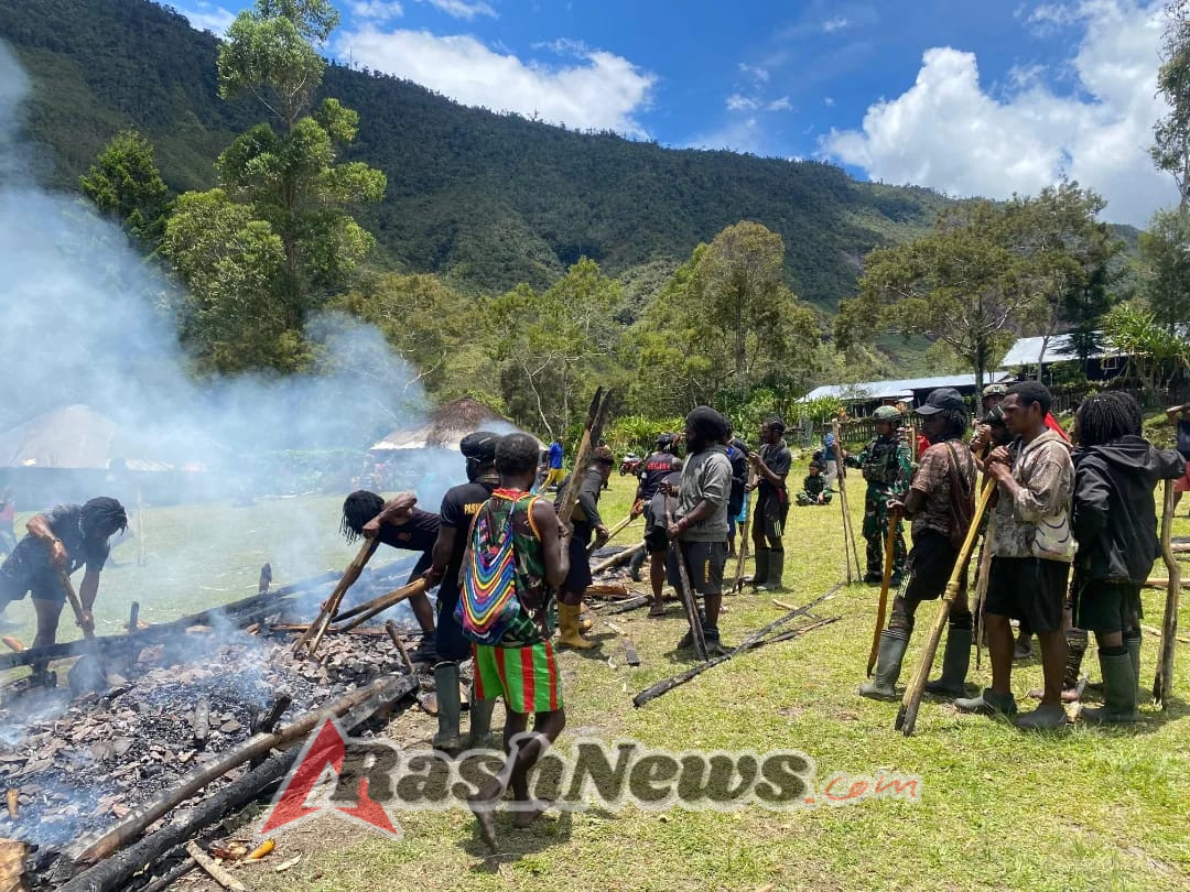 *Satgas Yonif 743/PSY Perkuat Keharmonisan dengan Masyarakat Papua Lewat Acara Bakar Batu*