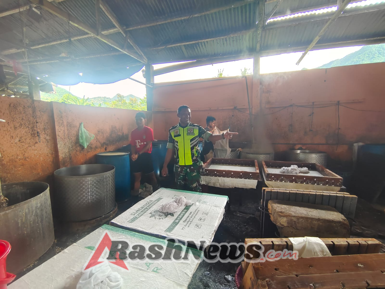 Jaga Keamanan dan Kenyamanan Pekerja, Babinsa Ende Laksanakan Pamwil di Lokoboko