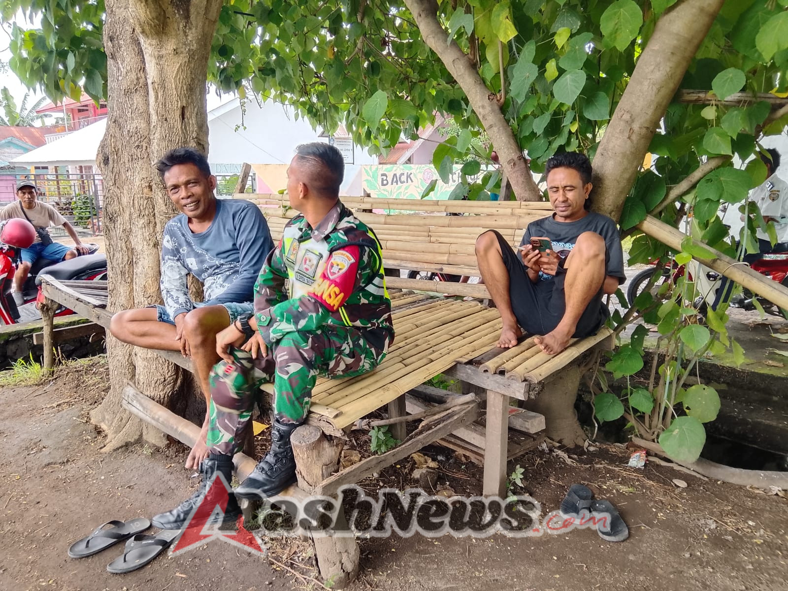 Kehadiran Babinsa di Tengah Masyarakat Desa Nakambara Dapat Respon Positif Warga