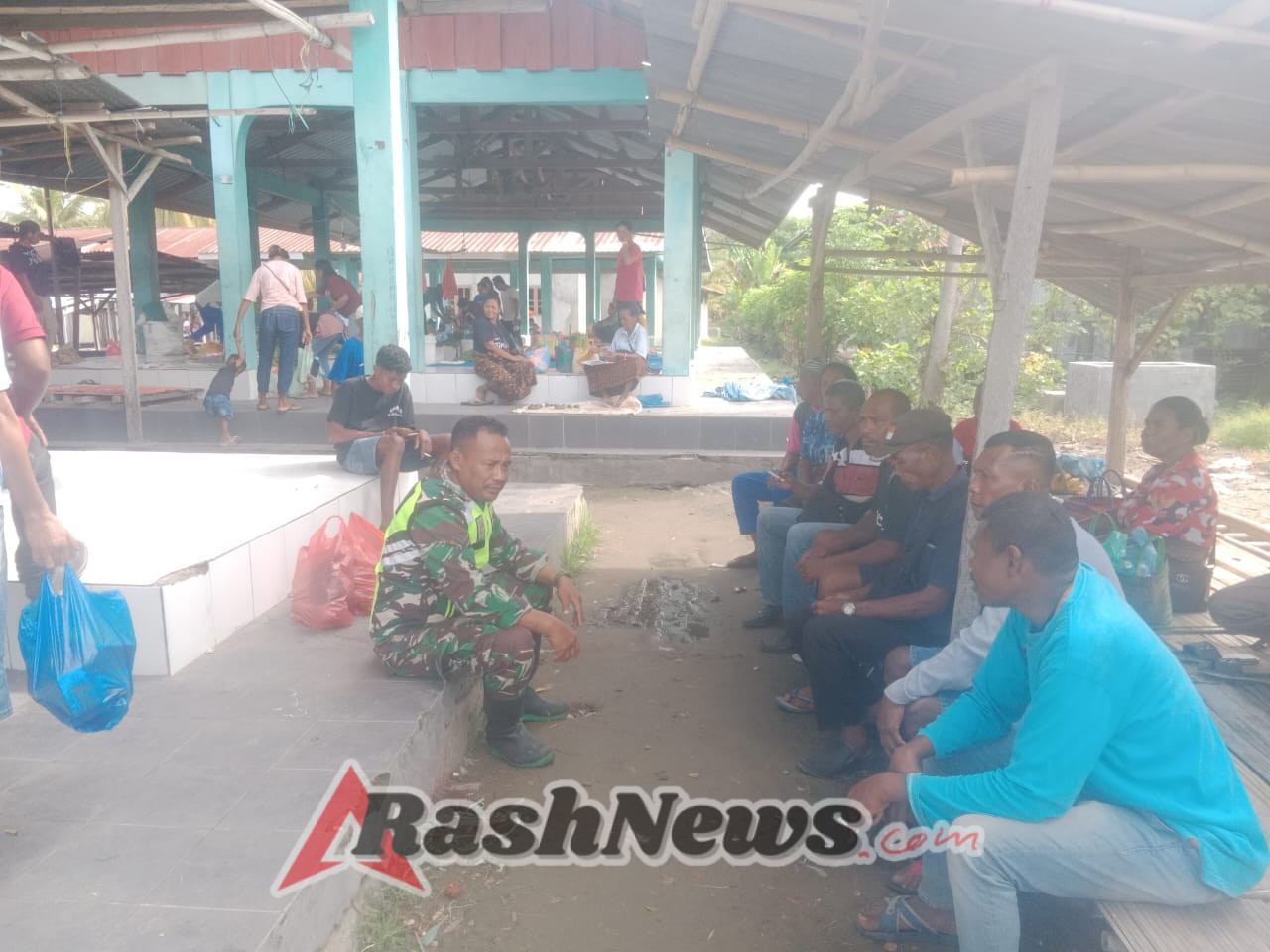 Wujudkan Rasa Aman, Babinsa Koramil 1602-01 Aktif Bersama Warga Maukaro