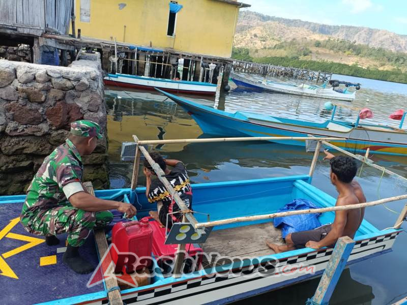 Babinsa Omesuri Ajak Warga Pesisir Tingkatkan Kewaspadaan Saat Melaut