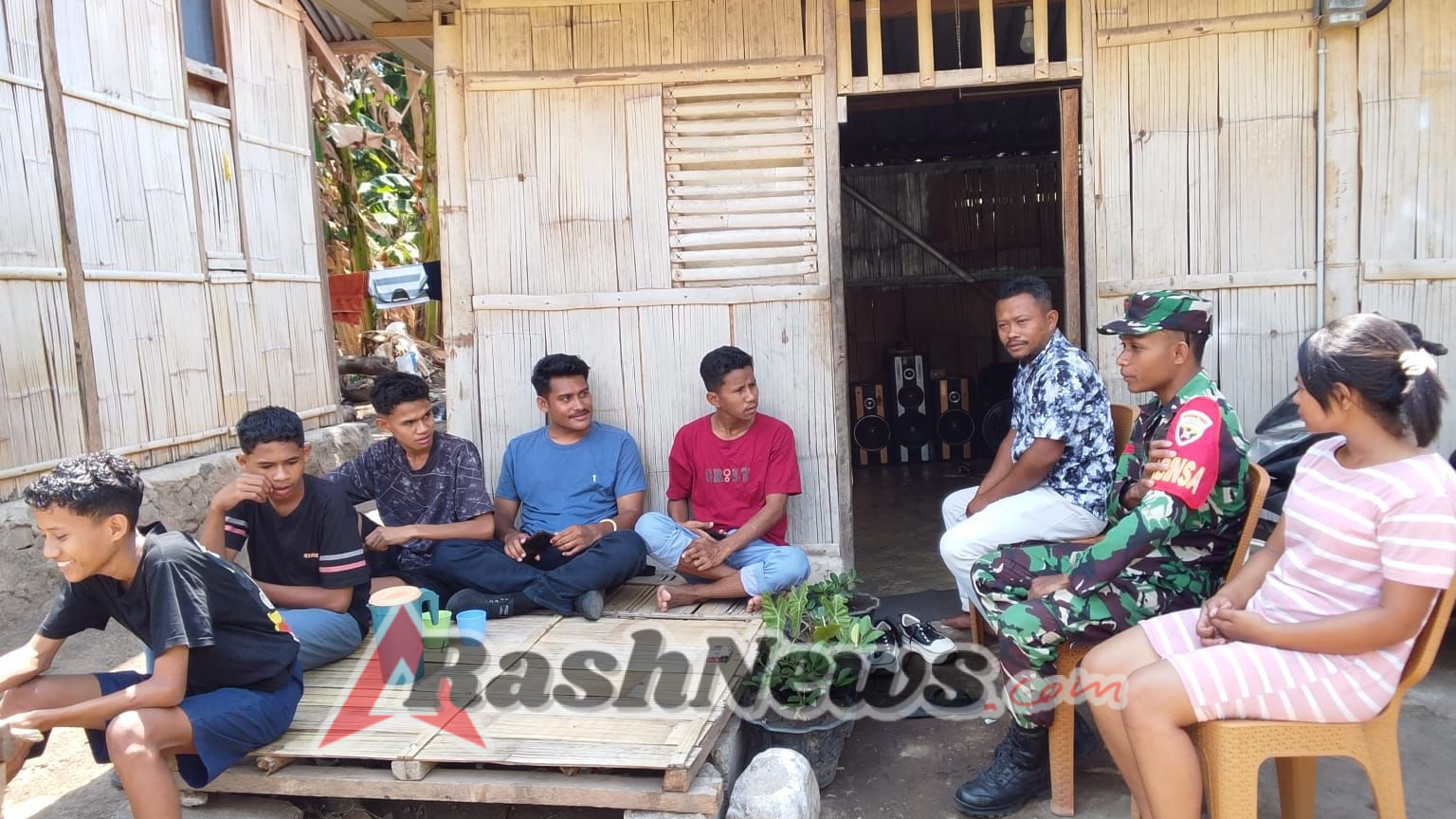 Babinsa Doreng Jalin Kedekatan dengan Warga Melalui Komsos