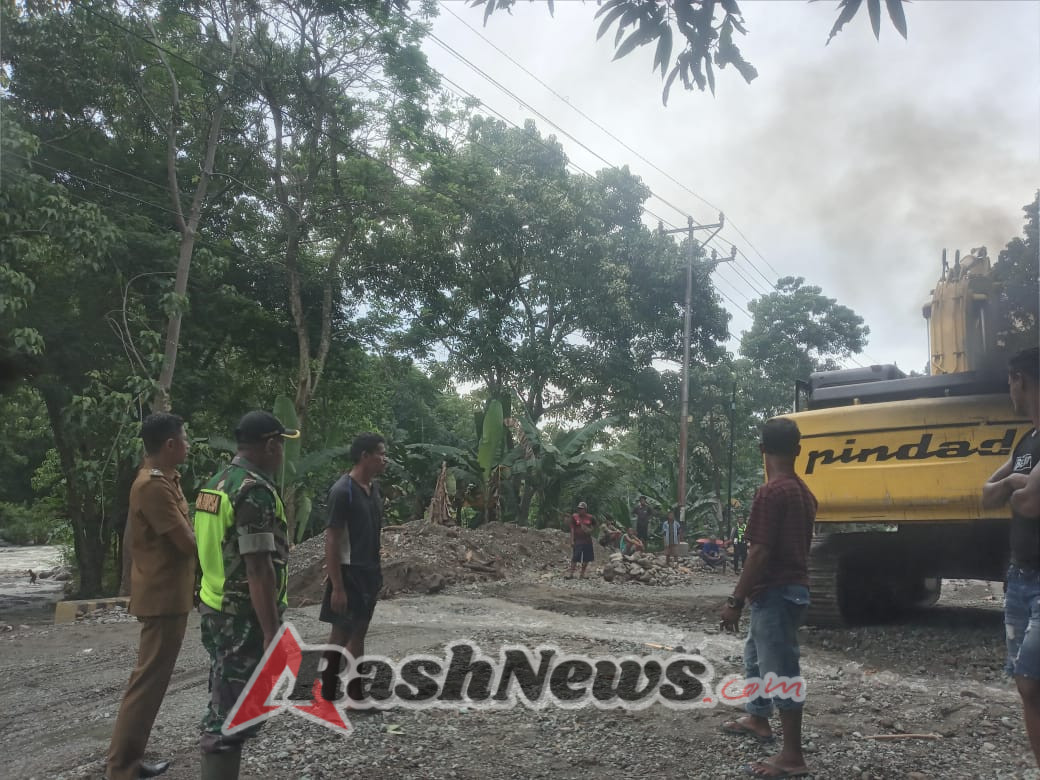 TNI-Rakyat Bersatu: Komsos dan Pamwil Babinsa Tindaklanjuti Dampak Longsor di Rewarangga