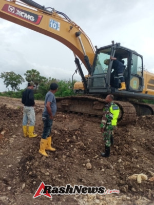 Babinsa Desa Matasio Pastikan Keamanan Proyek Strategis Sentra Industri Garam Nasional