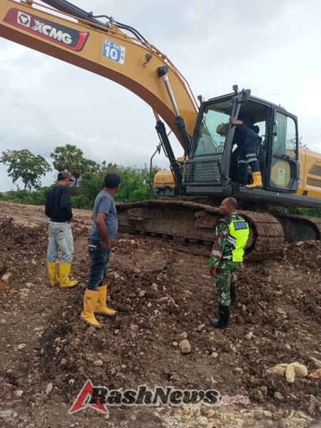 Babinsa Desa Matasio Pastikan Keamanan Proyek Strategis Sentra Industri Garam Nasional