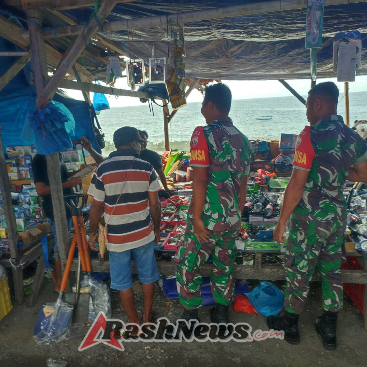 Perkuat Keamanan Wilayah, Koramil 1625-04/Mauponggo Gelar Patroli Pasar