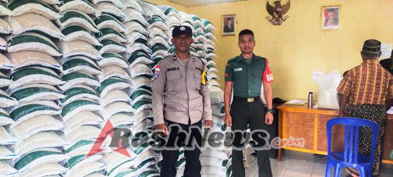 Babinsa Koramil 1612-01/Ruteng Dampingi Penyaluran Bantuan Pangan di Kelurahan Wali