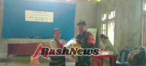 Babinsa Riung Kawal Pembagian Bantuan Sosial Bulog Agar Tetap Aman dan Tertib