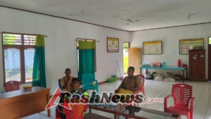 Jaga Kondusivitas Wilayah, Babinsa Komsos Bersama Aparat Desa di Aesesa Selatan