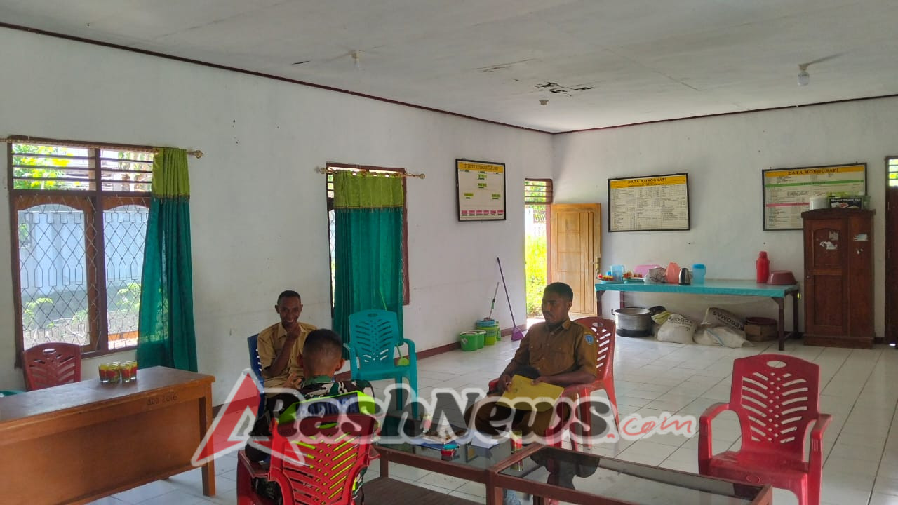 Jaga Kondusivitas Wilayah, Babinsa Komsos Bersama Aparat Desa di Aesesa Selatan