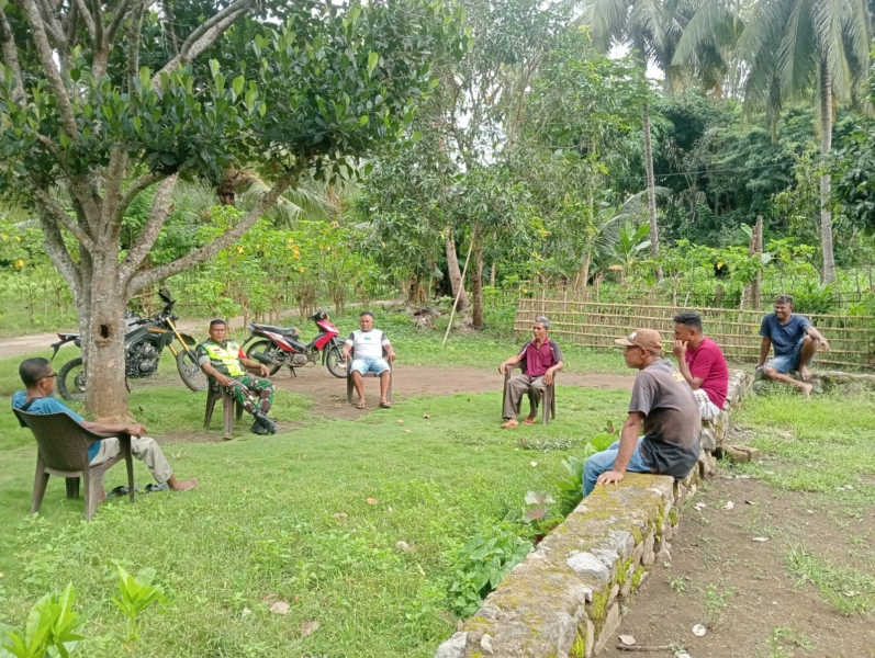 Babinsa Desa Woloau Himbau Warga Jaga Kesehatan dan Keamanan Lingkungan