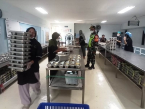 Babinsa Koramil 1602-01/Ende Pastikan Hari Pertama MBG Berjalan Aman dan Tertib