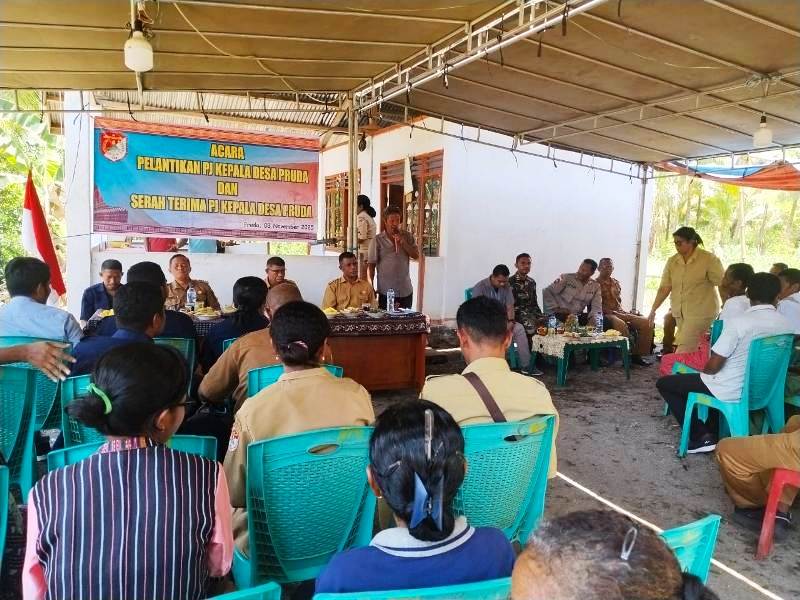 Babinsa Koramil 1603-02/Talibura Dampingi Pelantikan Pj Kepala Desa Pruda