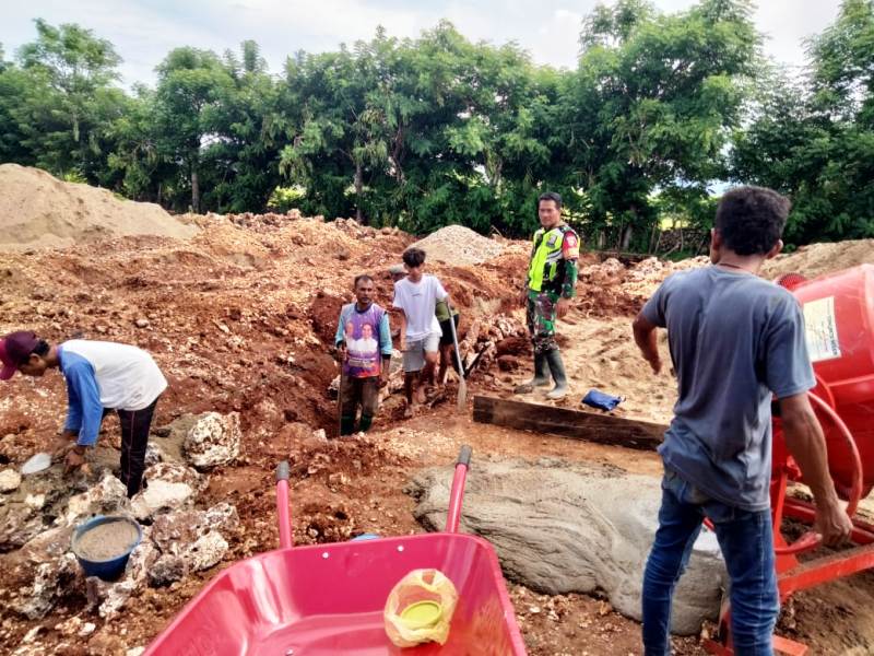 Babinsa Kodim 1627/Rote Ndao Pastikan Pemasangan Fondasi KDKMP Berjalan Lancar