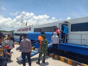 Piket Koramil 1627-01/Baa Laksanakan Pemantauan Arus Kapal Penumpang di Pelabuhan Ba’a