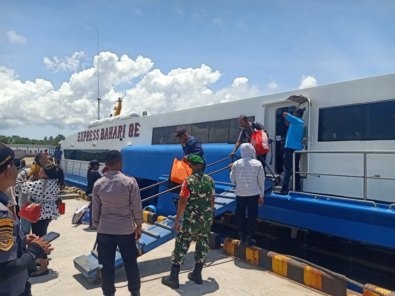 Piket Koramil 1627-01/Baa Laksanakan Pemantauan Arus Kapal Penumpang di Pelabuhan Ba’a