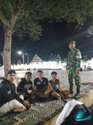 Serda Mursaha Pimpin Patroli Malam di Kecamatan Taliwang