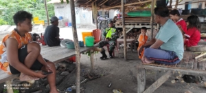 Pererat Kemanunggalan TNI dan Rakyat, Babinsa Laksanakan Komsos di Desa Maubasa Timur