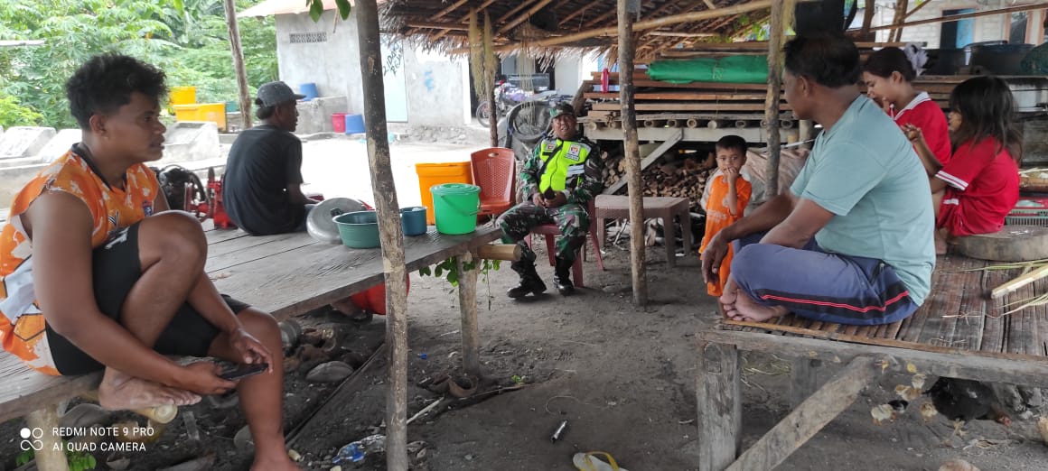 Pererat Kemanunggalan TNI dan Rakyat, Babinsa Laksanakan Komsos di Desa Maubasa Timur