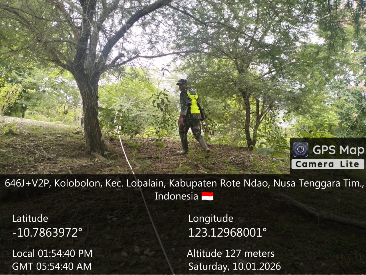 Babinsa Serda Joni D. Ludji Pastikan Pengukuran Lahan KDKMP Berjalan Aman dan Lancar