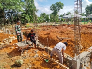 Babinsa Hadir Awasi Pembangunan Koperasi Desa Merah Putih di Katikutana Selatan