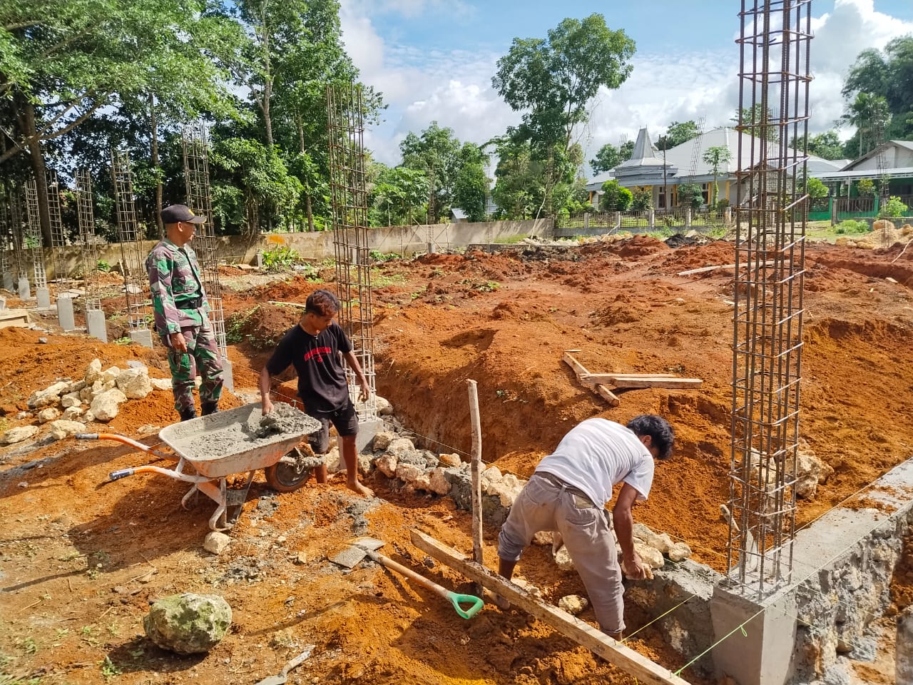 Babinsa Hadir Awasi Pembangunan Koperasi Desa Merah Putih di Katikutana Selatan