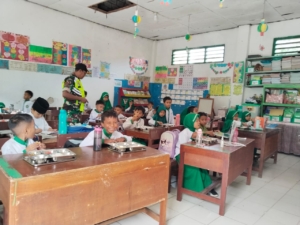 Babinsa Koramil 01/Loli Monitoring Penyaluran Makanan Bergizi Gratis di Sekolah