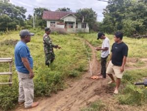 Babinsa Koramil 02/Walakaka Lakukan Pengukuran dan Pemasangan Patok Pembangunan Koperasi Desa