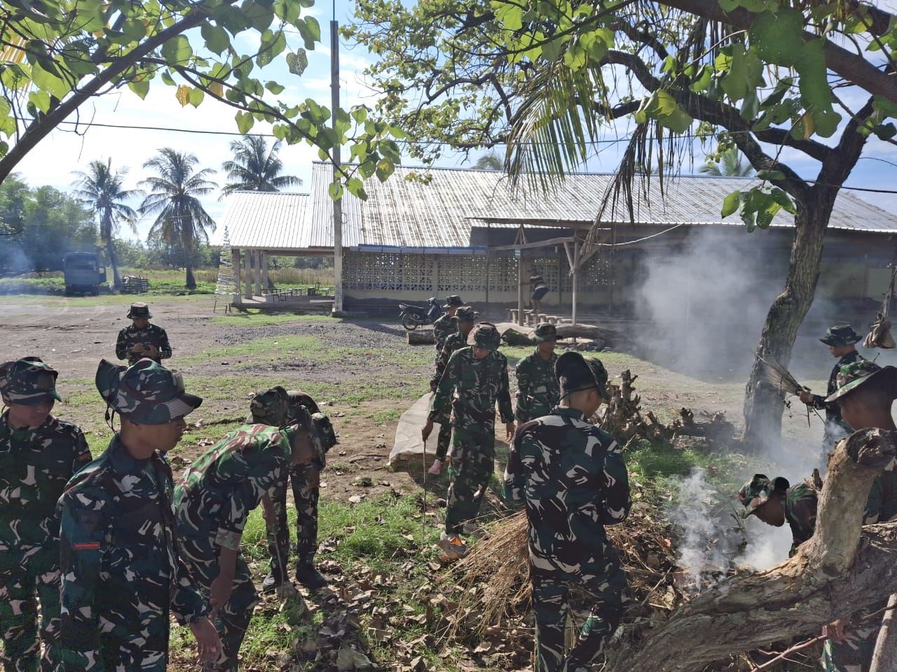 Pererat Kebersamaan, Prajurit Yonif TP 834/WM Bersihkan Gereja Marapokot