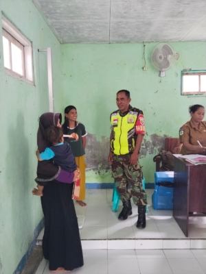 Babinsa Koramil 1627-03/Batutua Pantau Kegiatan Posyandu Bulanan di Desa Oelua