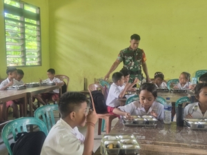 Babinsa Hadir Dukung MBG, Anak SDM Melolo 2 Terima Makan Bergizi Gratis